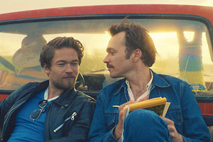 Film Still TOM OF FINLAND von Dome Karukoski mit Jakob Oftebro, Werner Daehn und Pekka Strang; der junge Tuoko alias Tom sitzt mit einem Freund bei Sonnenuntergang auf der Ladefläche eines Pickup-Trucks