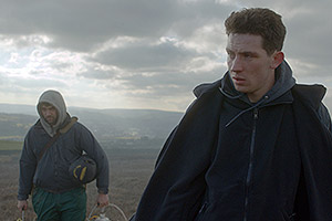 Film Still GOD'S OWN COUNTRY von Francis Lee; Sundance und Berlinale 2017; Johnny (gespielt von Josh O’Connor) und Gheorghe (gespielt von Alec Secareanu) gehen durch Nebel auf die Kamera zu