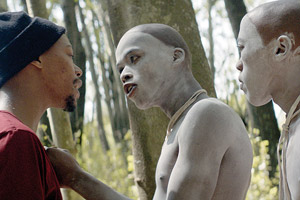 Film Still DIE WUNDE - THE WOUND - INXEBA von Regisseur John Trengove; der 17-jährige Kwanda (gespielt von Niza Jay Ncoyini) argumentiert mit Xolani (gespielt von Nakhane Touré)