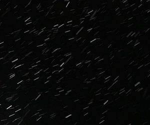 Film Still MARA MARA von David Aguilar Iñigo; Schnee fällt in der Dunkelheit