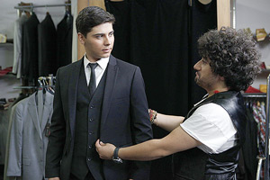 Film Still APRICOT GROVES von Pouria Heidary Oureh über einen transsexuellen Mann, der nach Armenien zurückkehrt; Aram (gespielt von Narbe Vartan) wird von einem Verkäufer in einen dunklen Anzug gekleidet