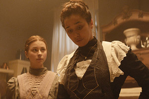 Film Still DEMIMONDE – FÉLVILÁG von Attila Szász; Mágnás Elza (gespielt von Patricia Kovács) steht mit Zigarettenspitze vor ihrer Haushilfe Szebeni Kató (gespielt von Laura Döbrösi)