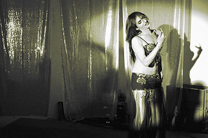 Film Still HOMØE: AUF DER SUCHE NACH GEBORGENHEIT von Bin Chen; die aus Syrien geflüchtete Transgender Melissa tanzt in einem knappen Kostüm