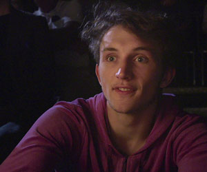 LAMPENFIEBER (Episode 1+2+3) (Weltpremiere) + Gäste Film Still Webserie LAMPENFIEBER von Regisseurin Anna F. Kohlschütter über LGBT-Jugendliche in Köln; Philipp (gespielt von Nils Hohenhövel) sitzt in einem Theater und sieht überrascht aus