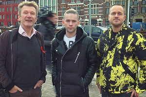 Film Still PrEP&ME von Tim Dekkers; die drei Teilnehmer einer Teststudie des neuen HIV-Vorsorgemedikaments PrEP stehen am Homomonument in Amsterdam