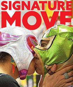 Film Still Poster SIGNATURE MOVE von Jennifer Reeder; Zaynab (gespielt von Fawzia Mirza) und Alma (gespielt von Sari Sanchez) küssen sich zwischen Supermarktregalen mit bunten Wrestling-Masken über den Köpfen