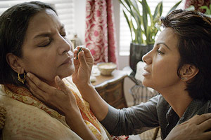 Film Still SIGNATURE MOVE von Jennifer Reeder; Zaynab (gespielt von Fawzia Mirza) zupft ihrer Mutter Parveen (gespielt von Shabana Azmi) ein paar Gesichtshaare mit einer Pinzette heraus