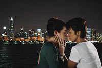 Film Still SIGNATURE MOVE von Jennifer Reeder; Zaynab (gespielt von Fawzia Mirza) und Alma (gespielt von Sari Sanchez) sitzen vor der nächtlichen Skyline von Chicago