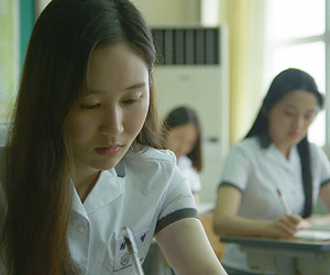 Film Still aus dem Kurzfilm FAMILY PLAN von Ji-Yun Chung, Teil der Kurzfilmsammlung SMALL PALE BLUE GIRLS; zwei koreanische Mädchen sitzen in der Schule