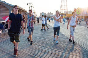Film Still BEACH RATS von Regisseurin Eliza Hittman; eine Gruppe von Jugendlichen spaziert die sommerliche Amüsier-Promenade auf Coney Island entlang