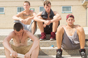 Film Still BEACH RATS von Regisseurin Eliza Hittman; die Clique von vier Jugendlichen sitzt teils mit freiem Oberkörper auf einer Treppe auf Coney Island