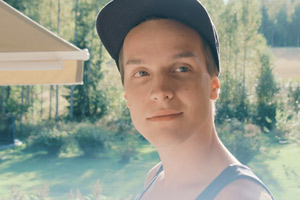 PIHALLA – AUF ZU NEUEN UFERN Film Still PIHALLA – SCREWED – AUF ZU NEUEN UFERN von Regisseur Nils-Erik Ekblom; der 17-jährige Elias (gespielt von Valtteri Lehtinen) steht im sonnendurchfluteten Garten in Finnland