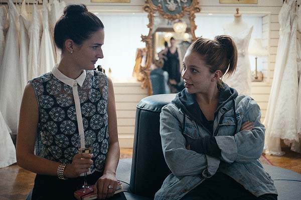 Film Still EIN DATE FÜR MAD MARY – A DATE FOR MAD MARY vom irischen Regisseur Darren Thornton mit Carolyn Bracken, Denise McCormack, Charleigh Bailey, Tara Lee; Mary (gespielt von Seána Kerslake) und ihre beste Freundin Charlene (gespielt von Charleigh Bailey) sitzen in einem Brautmoden-Geschäft