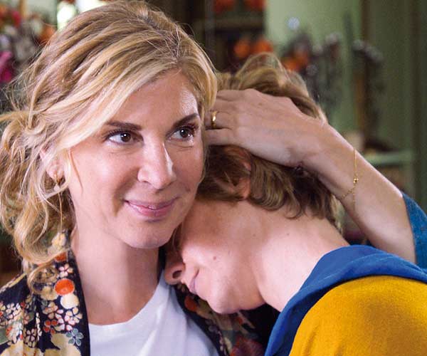 VERRÜCKT NACH CÉCILE Film Still VERRÜCKT NACH CÉCILE – EMBRASSE-MOI! von den französischen Regisseurinnen Océane Michel & Cyprien Vial mit Océane Rose Marie, Alice Pol, Michèle Laroque und Isaach De Bankolé; Babouchka (gespielt von Michèle Laroque) nimmt ihre Tochter zärtlich schützend in den Arm