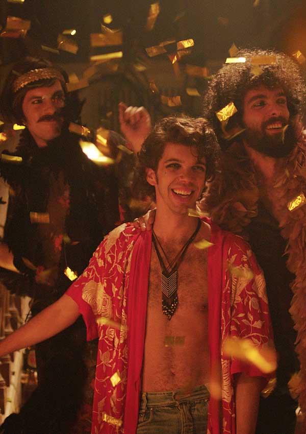 AL BERTO (NRW-Premiere) Film Still AL BERTO von Regisseur und Autor Vicente Alves do Ó über den portugiesischen Dichter Alberto Raposo Pidwell Tavares; Al Berto (gespielt von Ricardo Teixeira), sein Geliebter João Maria (gespielt von José Pimentão) und ihr Freund Maria Belga (gespielt von João Villas-Boas) gehen in Fummel und goldenem Flitter lachend eine Treppe herunter