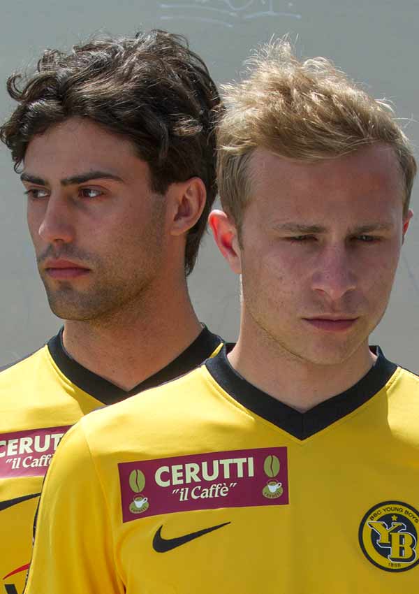 MARIO (NRW-Premiere) Film Still MARIO von Regisseur und Autor Marcel Gisler über die geheime Liebe zweier Fußballer; der Profi-Sportler Mario Lüthi (gespielt von Max Hubacher) steht vor seinem Team-Kollegen Leon Saldo (gespielt von Aaron Altaras) in gelb-schwarzem Trikot