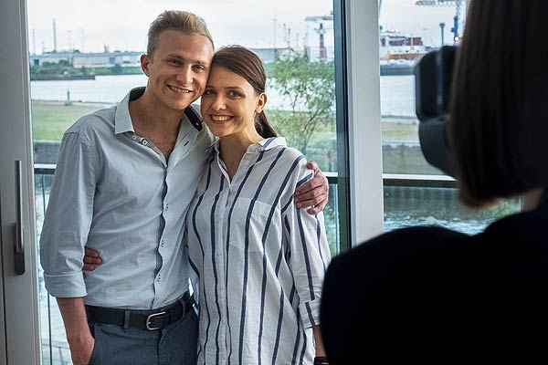 Film Still MARIO von Regisseur und Autor Marcel Gisler über die geheime Liebe zweier Fußballer; der Profi-Sportler Mario Lüthi (gespielt von Max Hubacher) posiert mit seiner Freundin Jenny Odermatt (gespielt von Jessy Moravec) für die Kamera einer Zeitschrift