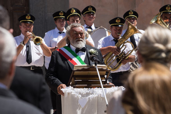 Film Still der romantischen Komödie MY BIG CRAZY ITALIAN WEDDING von Ko-Autor und Regisseur Alessandro Genovesi, Italien 2017; Antonios Vater Roberto (gespielt von Diego Abatantuono) ist der Bürgermeister ihres Städtchens, hinter dem eine Blaskapelle spielt