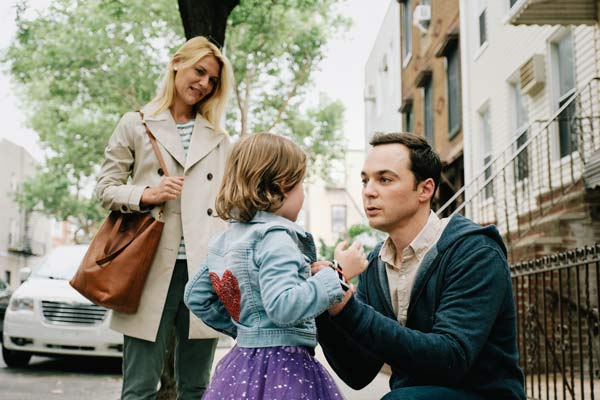 Film Still A KID LIKE JAKE vom transsexuellen Regisseur Silas Howard aus USA, 2018, mit Octavia Spencer und Priyanka Chopra; Vater Greg Wheeler (gespielt von Jim Parsons) hockt vor seinem Kind Jake (gespielt von Leo James Davis) in Tutu, während Mutter Alex (gespielt von Claire Danes) etwas fragend kuckt