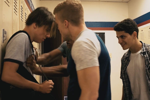 Film Still Bully von Regisseur, Autor und Komponist Aaron Alon, USA, 2018; Sam Bradley (gespielt von Edward Henrickson) wird von drei Mitschülern schikaniert und vor Schulspinden verprügelt