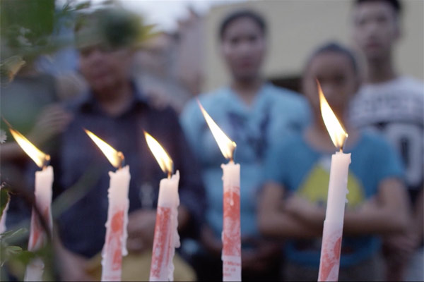 Film Still CALL HER GANDA von Regisseur, Produzent und Ko-Autor PJ Raval aus USA und Philippinen, 2018, über den Mord an Transfrau Jennifer Laude durch einen US-Marine; Kerzen brennen bei der Mahnwache für das Mordopfer