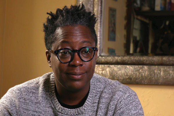 Film Still der lesbischen Doku DYKES, CAMERA, ACTION! von Regisseurin, Produzentin und Editorin Caroline Berler aus USA, 2018; Porträt der afro-amerikanischen Filmemacherin Cheryl Dunye