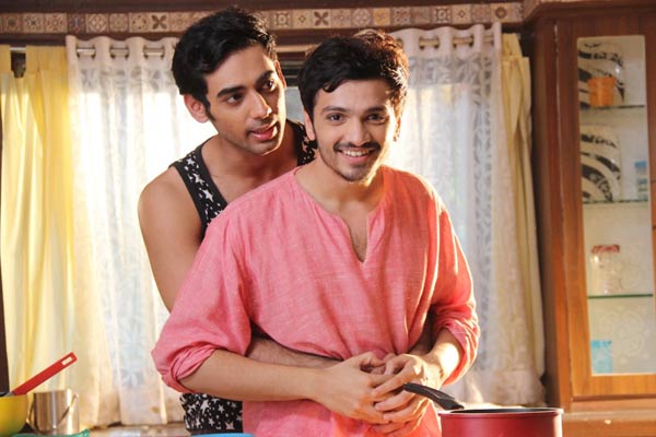Film Still EVENING SHADOWS von Regisseur, Produzent und Ko-Autor Sridhar Rangayan aus Indien, 2018; Kartik (gespielt von Devansh Doshi) wird in der Küche von seinem Freund Aman (gespielt von Arpit Chaudhary) umarmt
