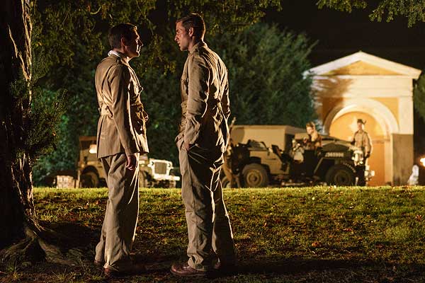 Film Still MAN IN AN ORANGE SHIRT von Regisseur Michael Samuels, BBC-Zweiteiler aus GB, 2017; Michael Berryman (gespielt von Oliver Jackson-Cohen) und Thomas March (gespielt von James McArdle) stehen sich während des zweiten Weltkriegs in Armeeuniform gegenüber