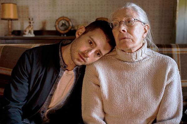 Film Still MAN IN AN ORANGE SHIRT von Regisseur Michael Samuels, BBC-Zweiteiler aus GB, 2017; Tierarzt Adam (gespielt von Julian Morris) legt seinen Kopf auf die Schulter seiner Großmutter Flora (gespielt von Vanessa Redgrave)