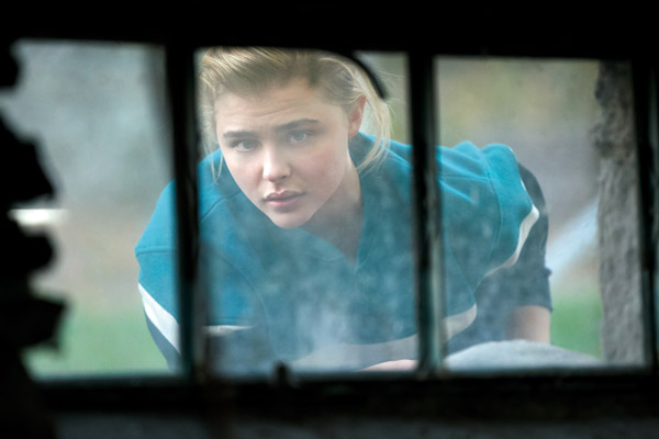 Film Still THE MISEDUCATION OF CAMERON POST von Regisseurin, Ko-Autorin und ausführender Produzentin Desiree Akhavan aus USA, 2018; Cameron Post (gespielt von Chloë Grace Moretz) schaut durch ein Kellerfenster