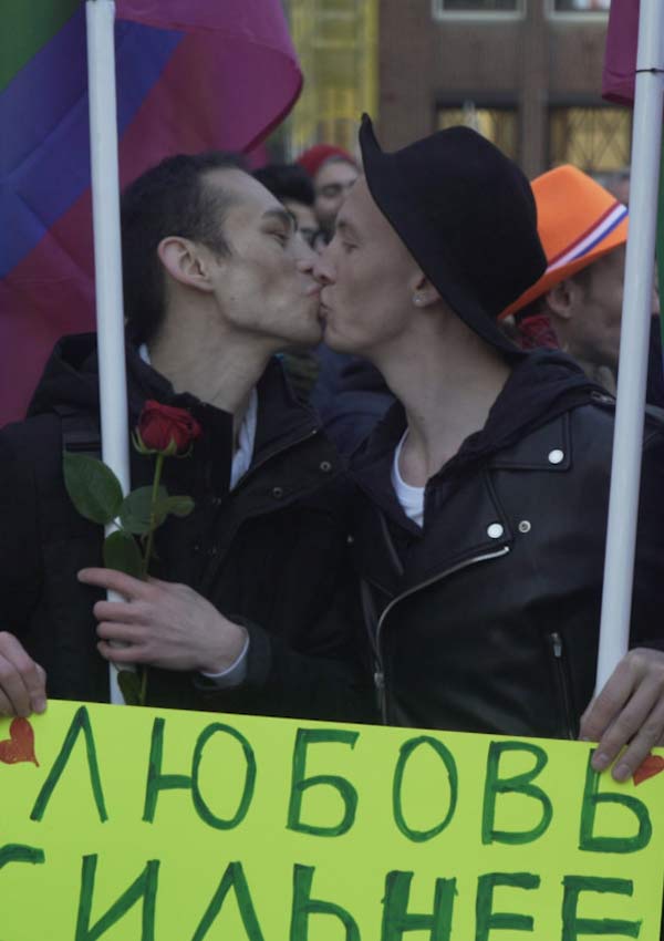 Film Still MONUMENT OF PRIDE vom Regisseur, Autor und Produzent Sebastiaan Kes, NL 2017, über das Homo-Mahnmal in Amsterdam und holländische schwul-lesbische Geschichte; zwei Jungs küssen sich bei einer Demo