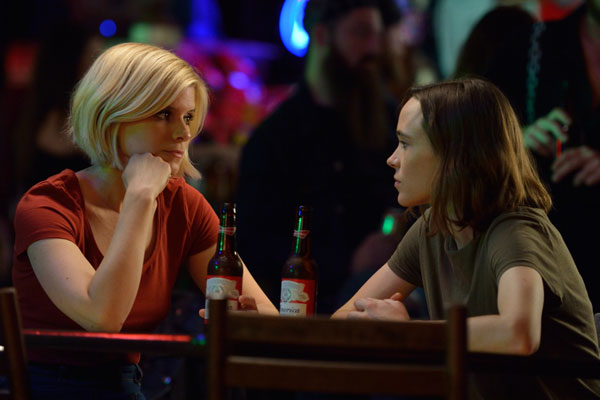 Film Poster MY DAYS OF MERCY von Regisseurin Tali Shalom-Ezer, GB/USA 2017, mit Amy Seimetz, Charlie Shotwell und Elias Koteas; Lucy (gespielt von Ellen Page) und Mercy (gespielt von Kate Mara) sitzen sich in einer Bar gegenüber