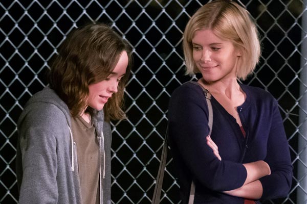 Film Poster MY DAYS OF MERCY von Regisseurin Tali Shalom-Ezer, GB/USA 2017, mit Amy Seimetz, Charlie Shotwell und Elias Koteas; Lucy (gespielt von Ellen Page) und Mercy (gespielt von Kate Mara) sitzen sich in einer Bar gegenüber
