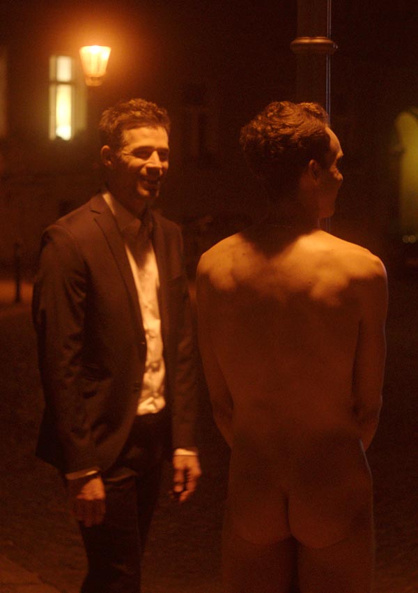Film Still SODOM von Regisseur und Autor Mark Wilshin aus England, 2017; Michael (gespielt von Jo Weil) begegnet nachts Will (gespielt von Pip Brignall), der nackt an eine Laterne gefesselt ist