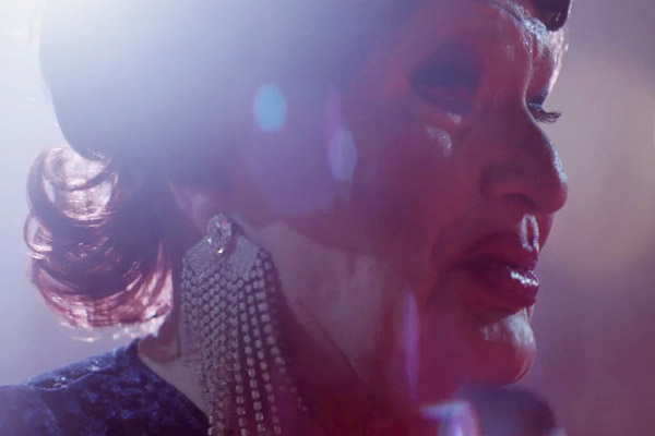 Film Still TUCKED von Autor und Regisseur Jamie Patterson aus England, 2018; die Drag-Queen Jackie (gespielt von Derren Nesbitt) steht im Scheinwerferlicht