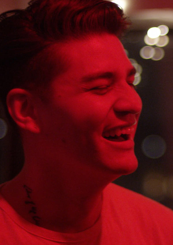 VERTICAL LINES (Deutschland-Premiere, Eröffnungskurzfilm) Film Still VERTICAL LINES von Regisseurin, Ko-Autor, Hauptdarsteller und Editor Kyle Reaume; Andrew (gespielt von Nick Neon) lacht und tanzt in rotem Licht