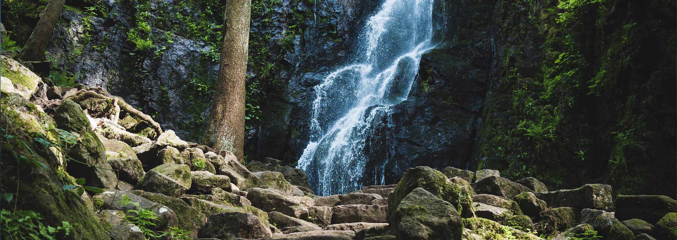Slider Wasserfall, Wandern, queerer Wanderurlaub 2023, gemeinsam minimalistisch zurückgezogen abschalten, besinnen, Kraft tanken, ankommen, Natur genießen, Yoga & Meditation